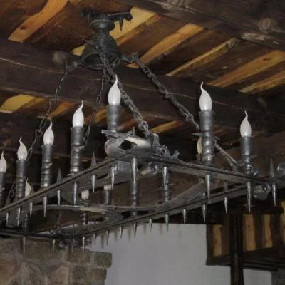 Metalowa lampa wisząca w formie prostokąta. Świecznikowy żyrandol z motywem hippicznym do jadalni, salonów modern farmhouse i obiektów jeździeckich.