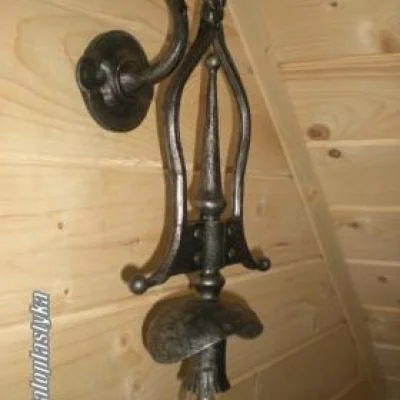 Elegancki metalowy kinkiet wiszący na ścianę, rzemieślnicza lampa secesyjna