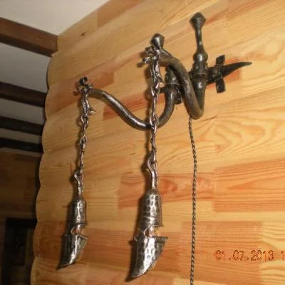 Metalowa lampa ścienna maskowaniem światła. Pośredni strumień idealny do podświetlania obrazów, oraz sztuki ścian w stylu rustic i loft