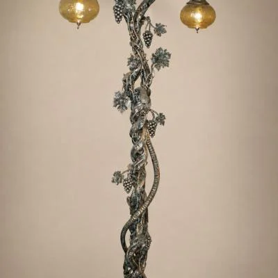Antyczna Lampa Z Motywem Winorosli I Wezem W Tle. 