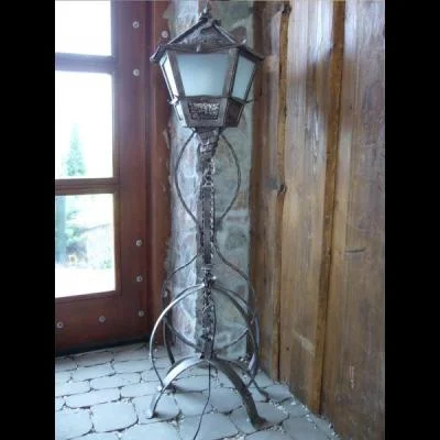 Wysoka stojąca lampa w stylu wiktoriańskim, rzemieślnicza latarnia do ogrodu i na taras.
