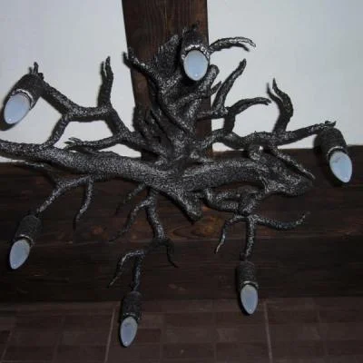Rzeźbiarska lampa sufitowa jako wiszący korzeń z metalową jaszczurką , luksusowy żyrandol w stylu leśnym.