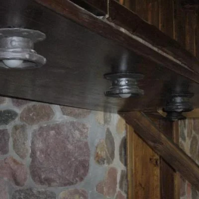 Masywne metalowe lampy sufitowe podtynkowe, rzemieślnicze oświetlenie punktowe nad bar vintage.