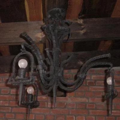 Trzypunktowy metalowy żyrandol sufitowy ze strzemionami, rzemieślnicza lampa w stylu jeździeckim.