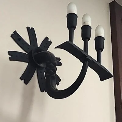 Ciężki metalowy kinkiet trzyramienny, rzemieślnicze oświetlenie ścienne do obiektów publicznych i hoteli. 