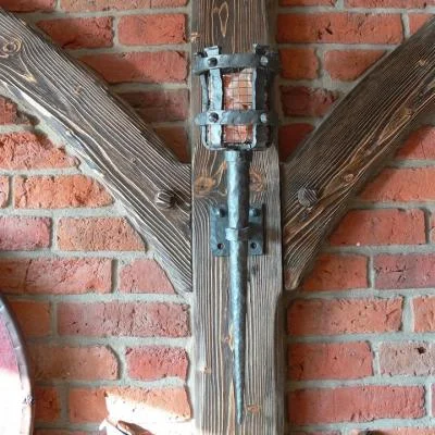 Kuty kinkiet pochodnia w stylu gotyckim z kloszem wypełnionym bryłkami naturalnej soli bez zastosowania współczesnych spawów, wykonana według projektu mistrza rekonstrukcji historycznej epoki wikingów, Sławomira Taranowicza.
