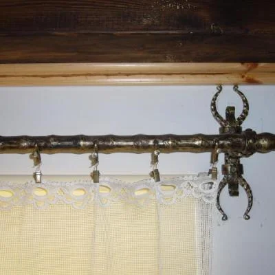 Ozdobny pojedynczy karnisz ścienny ze zwieńczeniem w stylu zamkowym, metaloplastyka artystyczna do salonu