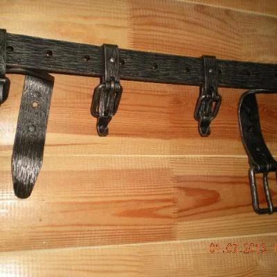 Designerski wieszak do przedpokoju w kształcie pasa wojskowego z klamrami, rzemieślnicze haczyki metalowe vintage.