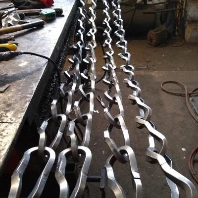 Metalowe łańcuchy do wyznaczenia obrysu mogiły, wykonane ze skręcanych ogniw z pręta 16 × 16 mm