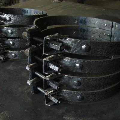 Masywne metalowe klamry ozdobne na belki stropowe, dekoracyjne ściągi konstrukcyjne vintage