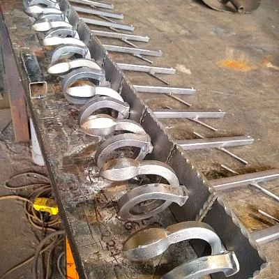 Ozdobne haki do mocowania łańcucha nagrobnego, wykonane z pręta kwadratowego 16 × 16 mm do montażu w kamieniu i betonie
