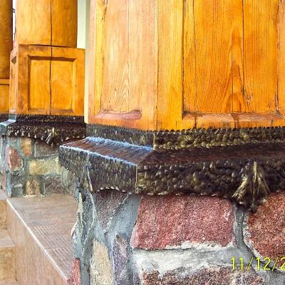 MASKOWANIE POŁĄCZENIA SŁUPA DREWNIANEGO Z BETONEM – KUTE I REPUSOWANE OKUCIA