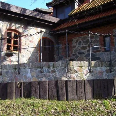 Widok na taras od czoła ukazuje wolną a zarazem dobrze zabezpieczoną przestrzeń.
