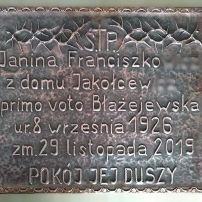 Repusowana tablica nagrobna z miedzi wykonana ręcznie metodą tradycyjnego repusowania z ozdobnymi nitami i konstrukcją ze stali nierdzewnej
