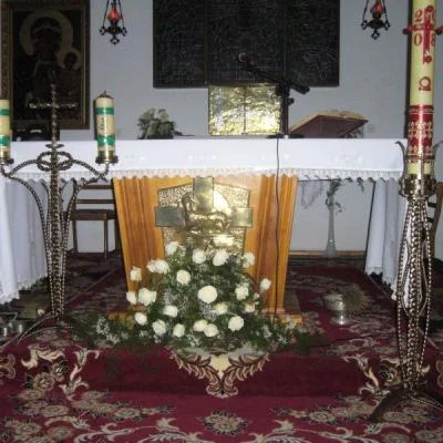 Artystyczny stojak pod świecę paschalną oraz świecznik ołtarzowy z autorską plecionką, rzemiosło sakralne.