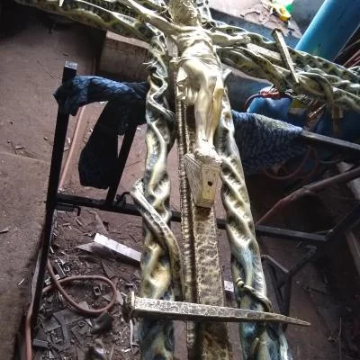 Figura Chrystusa na krzyżu umieszczona w stalowym Drzewie Życia z motywem winorośli i symboliką Trójcy Świętej.