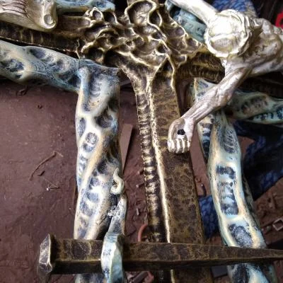 Zbliżenie ręcznie wykonanego krzyża sakralnego z repusowanym Sercem Jezusa, kutymi gwoździami i detalami rzemiosła artystycznego.