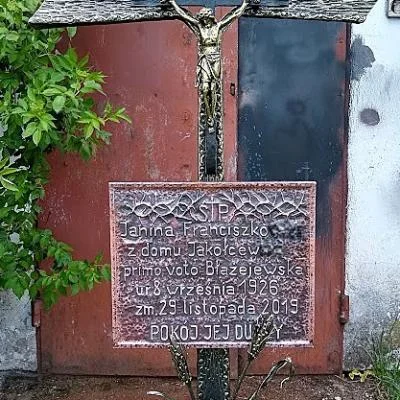 Krzyż nagrobny z repusowaną i trybowaną miedzianą tablicą inskrypcyjną, setkami nitów, kłosami zbóż i różańcem – artystyczne kowalstwo i metaloplastyka.