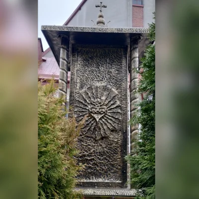 Wolnostojąca kapliczka przydrożna o wysokości 2metry. Metalowa płaskorzeźba przedstawiająca Najświętsze Serce Jezusa do ogrodów parafialnych i parków.