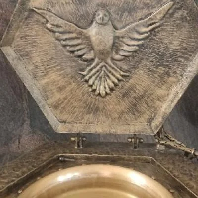 Repusowany detal Ducha Świętego wykonany w stalowej pokrywie chrzcielnicy metodą ręcznego kształtowania metalu na gorąco.