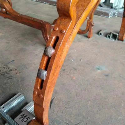 Regulowany mechanizm poziomowania artystycznego stojaka rowerowego z pełnej stali, wyposażony w historyzowane śruby z kwadratowymi łbami oraz samopoziomującą konstrukcję do nierównego podłoża.