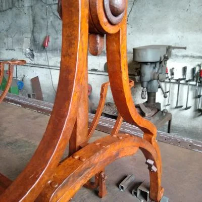 Regulowany mechanizm przegubowy artystycznego stojaka rowerowego wykonany z pełnej stali z tuleją, kutym czopem, nitowanymi połączeniami i naturalną patyną w stylu historycznym.