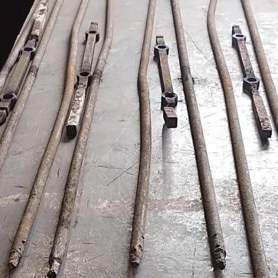 Silnie skorodowane elementy zabytkowej balustrady z żelaza pudlarskiego otaczającej historyczną mogiłę cmentarną przed rozpoczęciem rekonstrukcji.